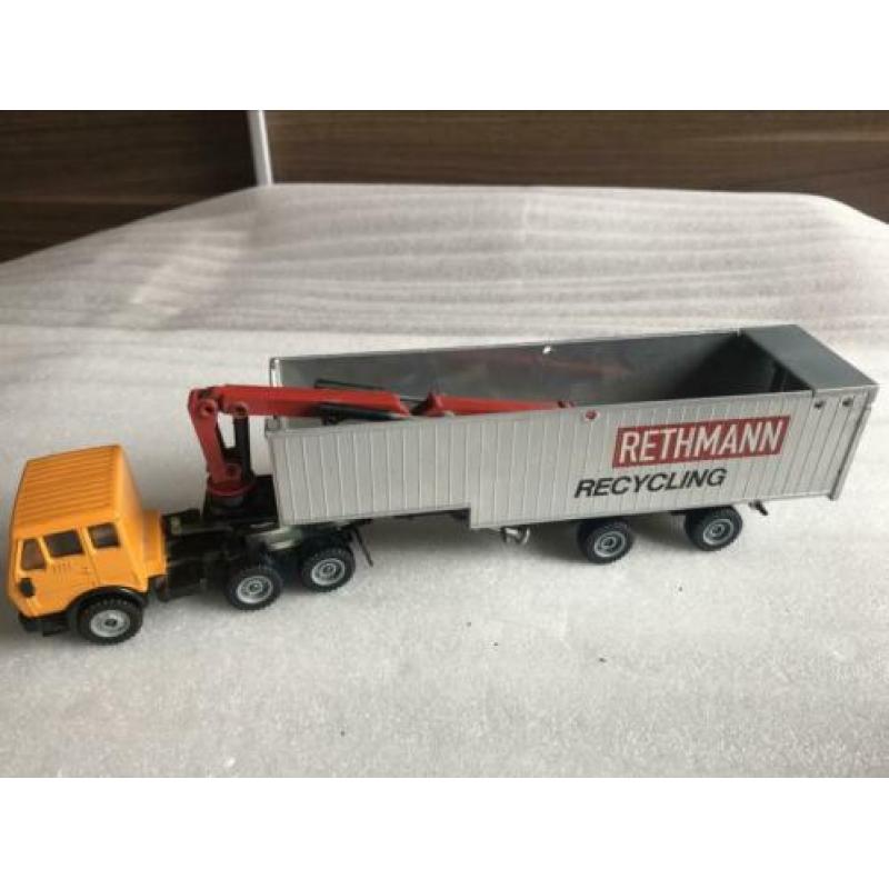 Siku Mercedes 2232 met open trailer
