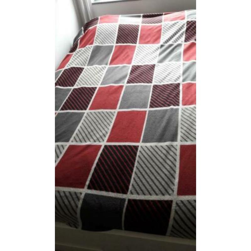 Mooi izgs tweepersoonsbed 140 bij 20pcm