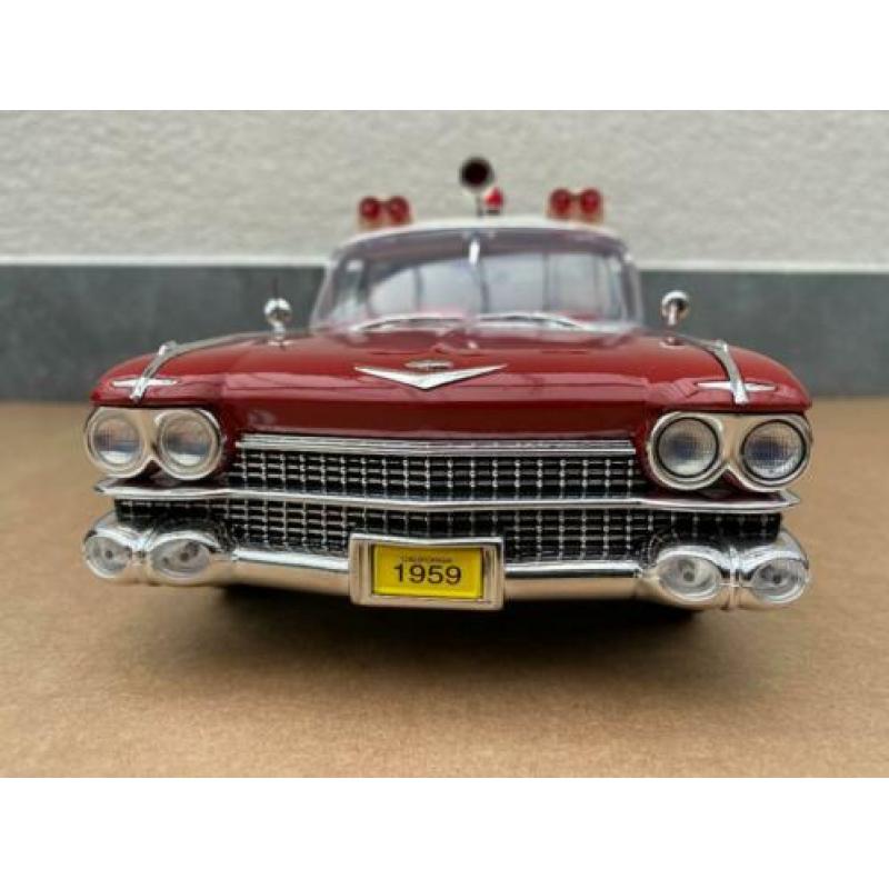 1:18 - Cadillac Ambulance - Precision Miniatures