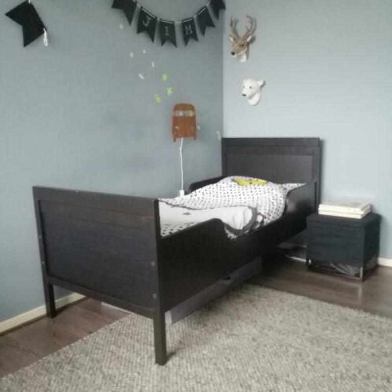 Zwart bed kinderbed IKEA incl lattenbodem en evt matras