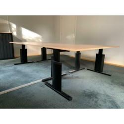 Inofec bureau met houten blad en zwart verstelbaar onderstel