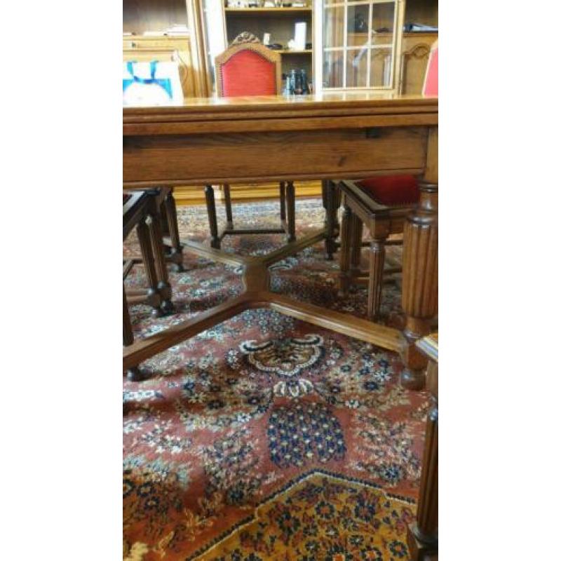 Zeer mooie Mechelse antieke eetkamertafel met 6 stoelen