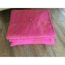 2 gordijnen plus kussen voor meisjes kamer.