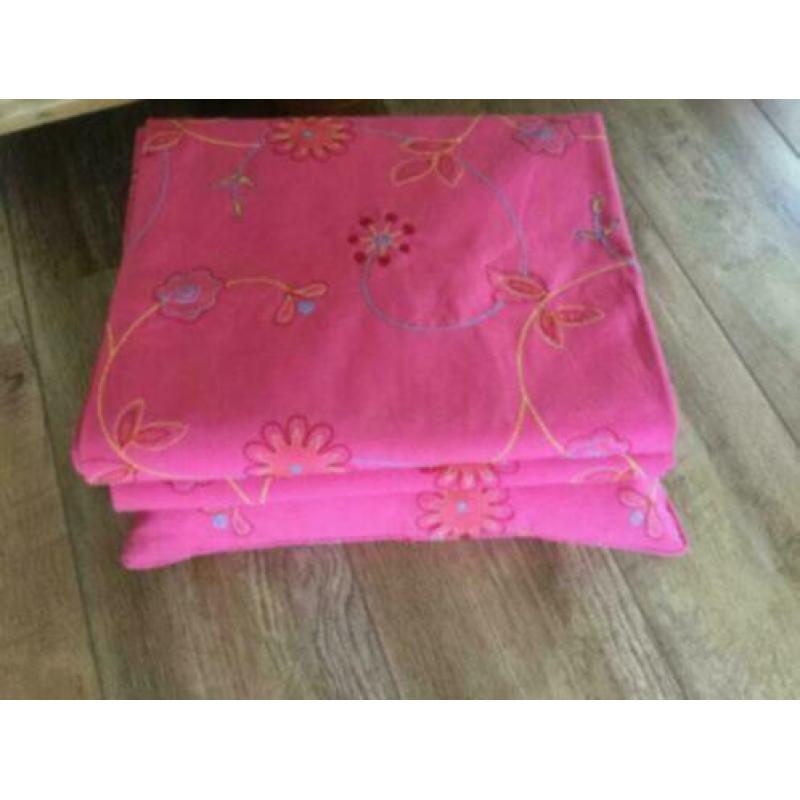 2 gordijnen plus kussen voor meisjes kamer.