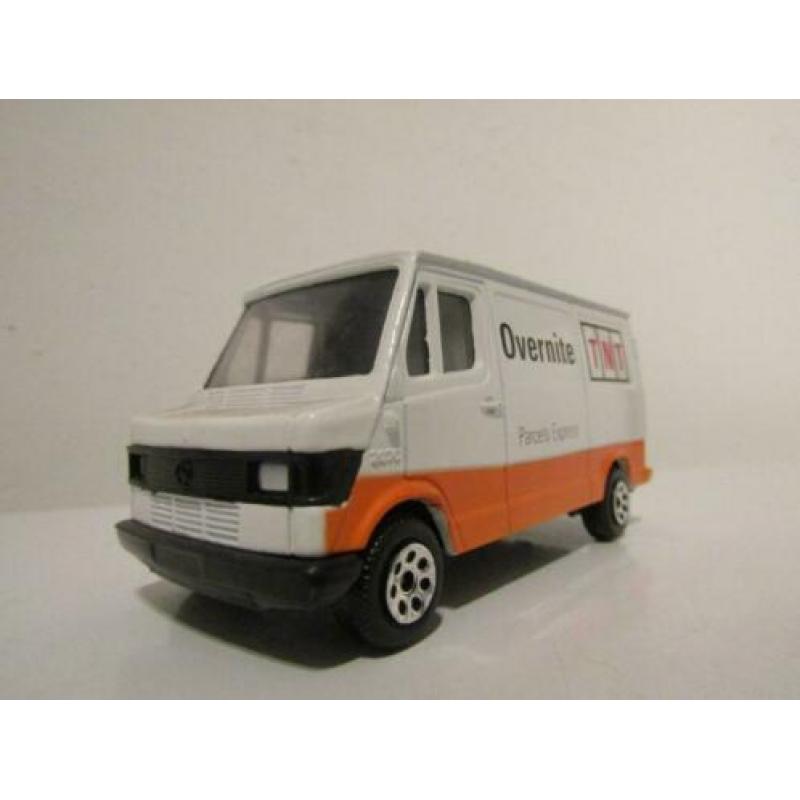 Zgan Twee Bussen TNT Mercedes 207 D en Ford Transit