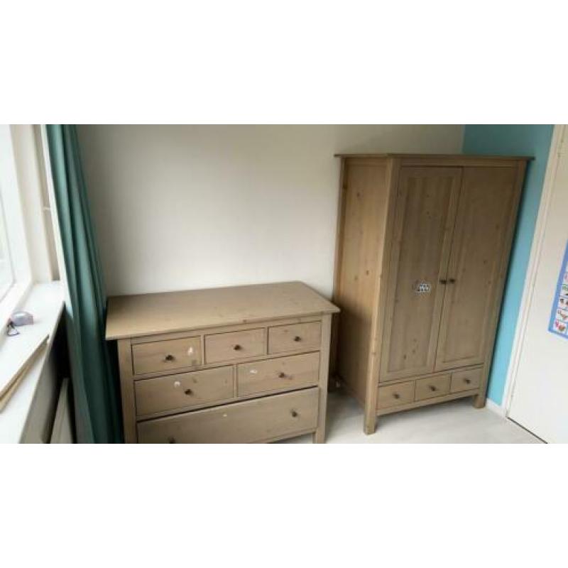 Kinderkamer: kledingkast, ladekast, wandrek, ledikant en bed