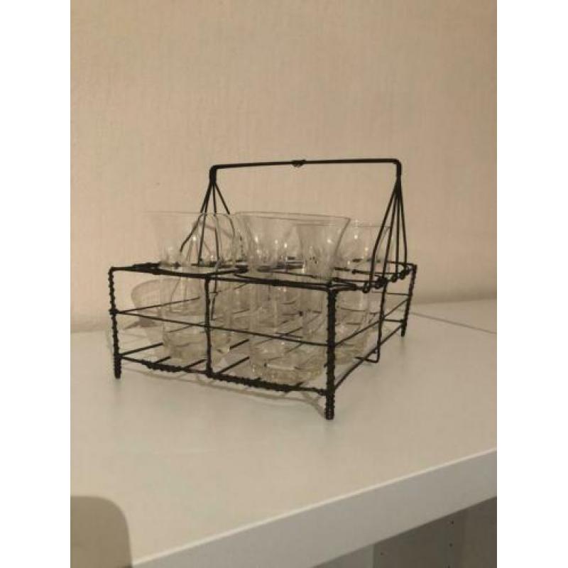 Set van 6 antieke glazen in metalen mand