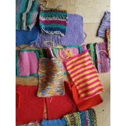 38 gebreide lapjes in diverse kleuren.