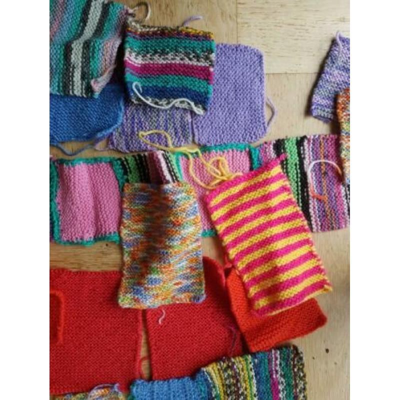 38 gebreide lapjes in diverse kleuren.