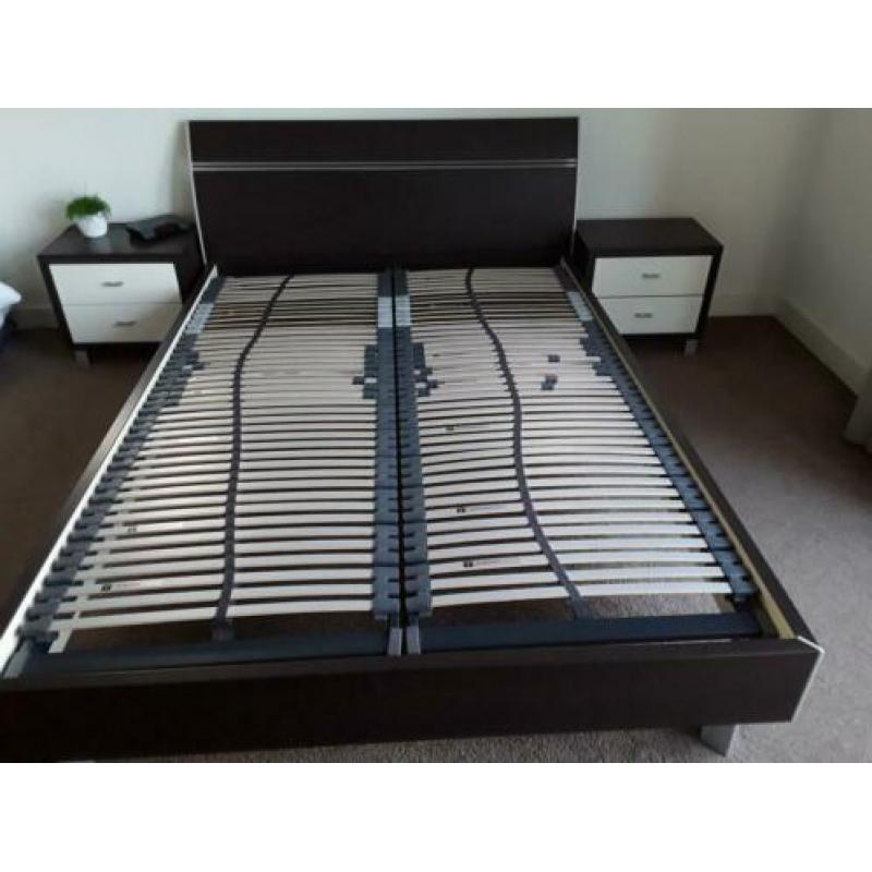 Te koop: tweepersoonsbed (140 x 200 cm) incl. 2 nachtkastjes