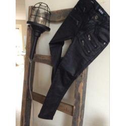 Mt 122 zwarte broek gecoat zgan