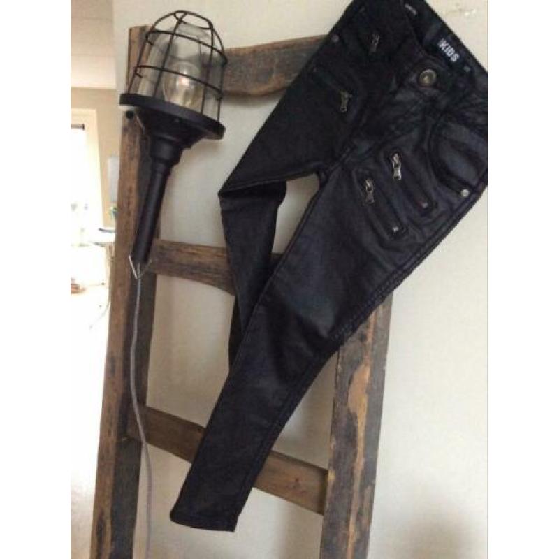 Mt 122 zwarte broek gecoat zgan
