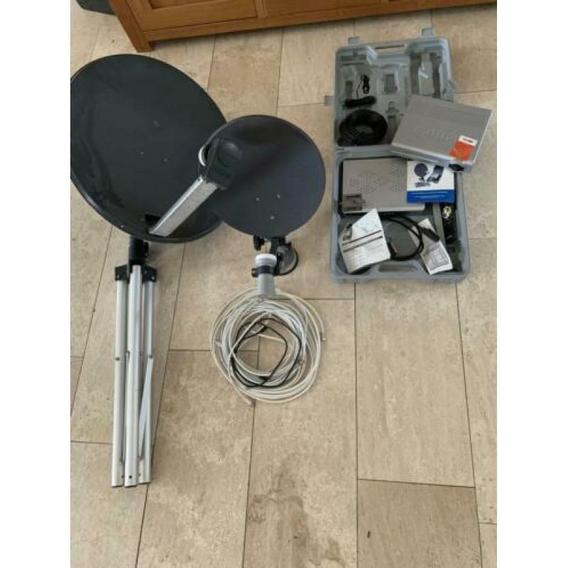 Schotelantenne 2 stuks met 12 volt en 220 volt decoder