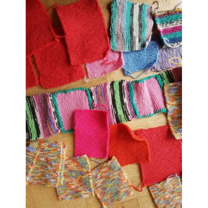 38 gebreide lapjes in diverse kleuren.