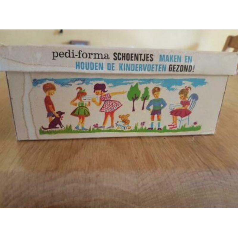oude pedi-formaschoenendoos,waarvan je een kijkdoos kon make