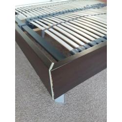 Te koop: tweepersoonsbed (140 x 200 cm) incl. 2 nachtkastjes