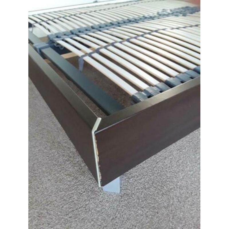Te koop: tweepersoonsbed (140 x 200 cm) incl. 2 nachtkastjes
