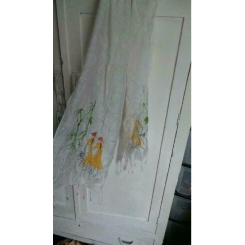 Witte langwerpige (zijden?) sjaal, handbeschilderd, Chinees?