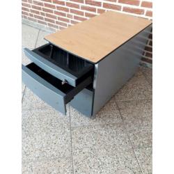 Ladenblok, twee grote laden en 1 pennenlade. kleur: grijs,