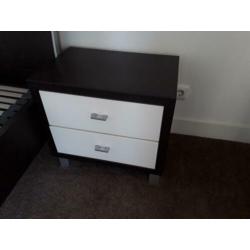 Te koop: tweepersoonsbed (140 x 200 cm) incl. 2 nachtkastjes