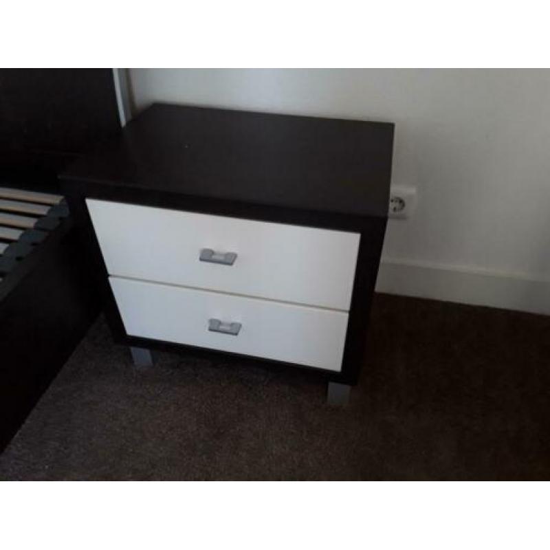 Te koop: tweepersoonsbed (140 x 200 cm) incl. 2 nachtkastjes