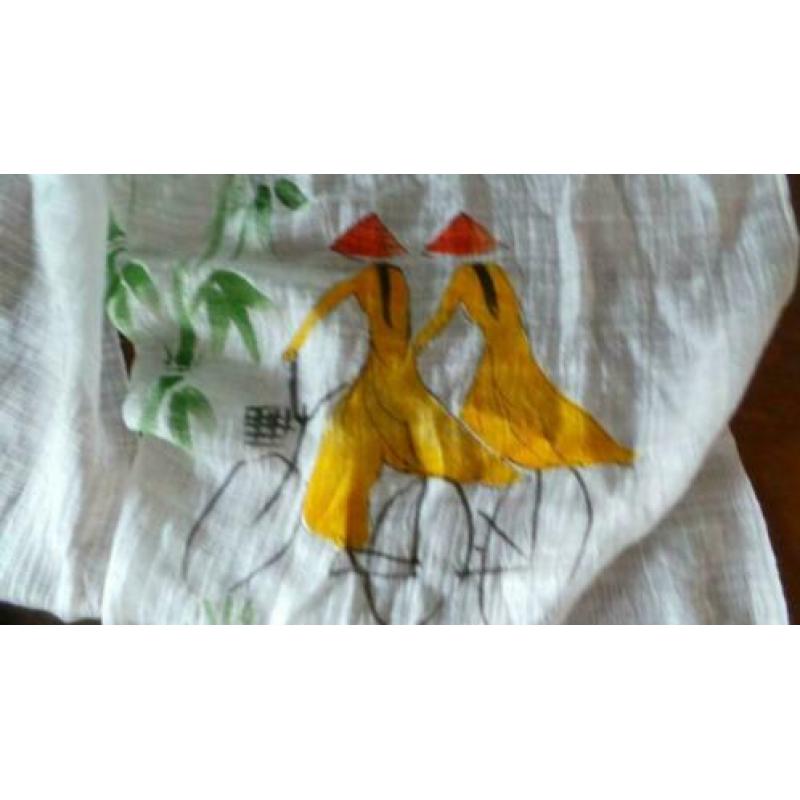 Witte langwerpige (zijden?) sjaal, handbeschilderd, Chinees?