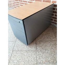 Ladenblok, twee grote laden en 1 pennenlade. kleur: grijs,