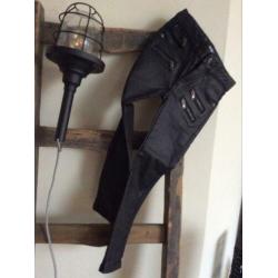 Mt 122 zwarte broek gecoat zgan