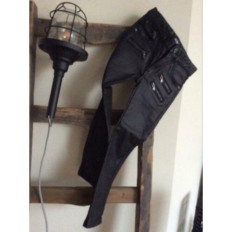 Mt 122 zwarte broek gecoat zgan