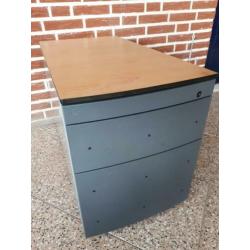 Ladenblok, twee grote laden en 1 pennenlade. kleur: grijs,