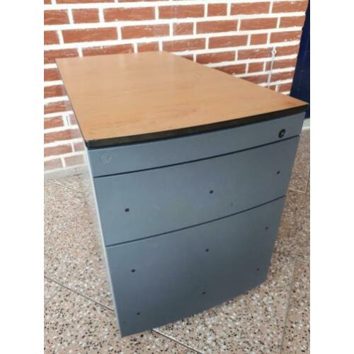 Ladenblok, twee grote laden en 1 pennenlade. kleur: grijs,