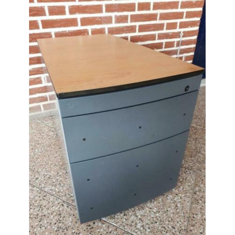 Ladenblok, twee grote laden en 1 pennenlade. kleur: grijs,