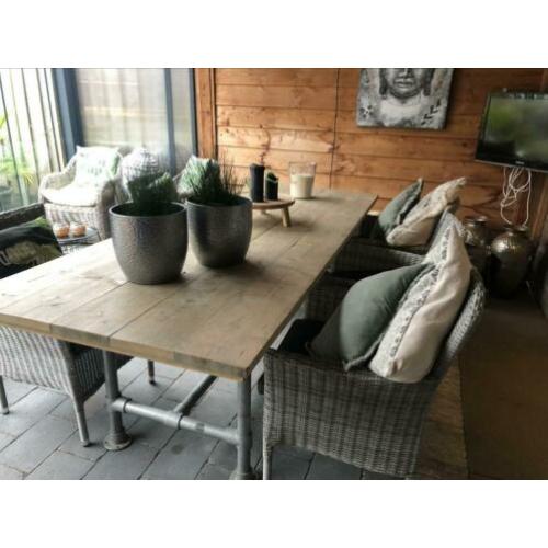 Mooie steigerhouten tuintafel met 5 stoelen