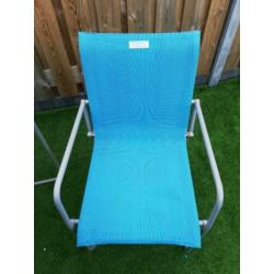 Eet tafel met stoelen voor terras of in de tuin.