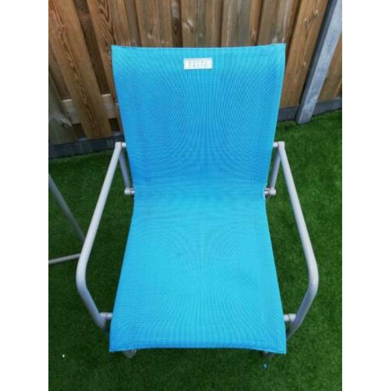 Eet tafel met stoelen voor terras of in de tuin.