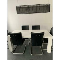 Hoogglans witte eettafel 180 met 6 leren stoelen