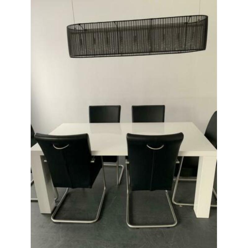 Hoogglans witte eettafel 180 met 6 leren stoelen