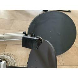 Schotelantenne 2 stuks met 12 volt en 220 volt decoder