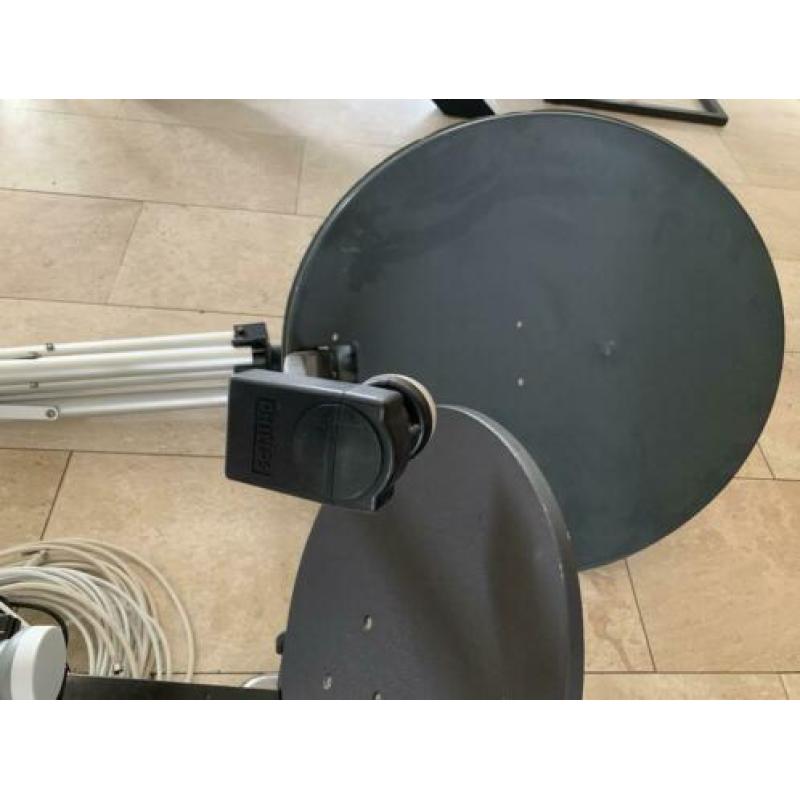 Schotelantenne 2 stuks met 12 volt en 220 volt decoder