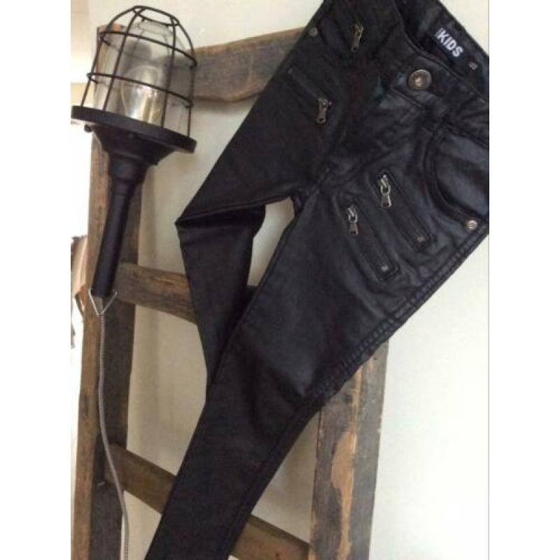 Mt 122 zwarte broek gecoat zgan