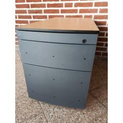 Ladenblok, twee grote laden en 1 pennenlade. kleur: grijs,