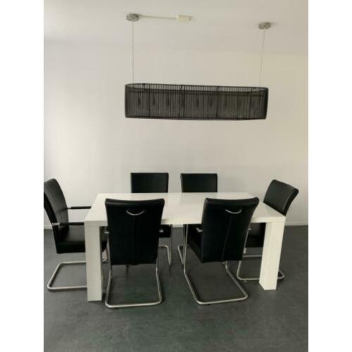 Hoogglans witte eettafel 180 met 6 leren stoelen
