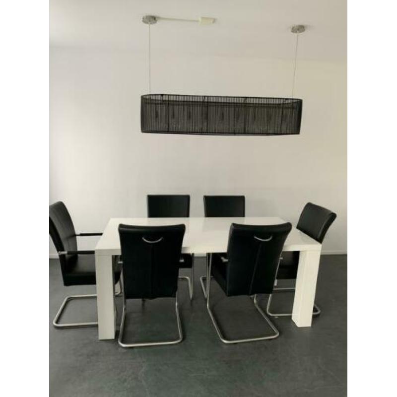 Hoogglans witte eettafel 180 met 6 leren stoelen