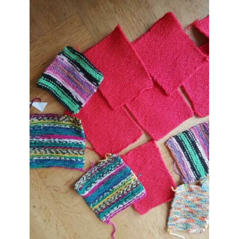 38 gebreide lapjes in diverse kleuren.