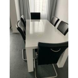 Hoogglans witte eettafel 180 met 6 leren stoelen
