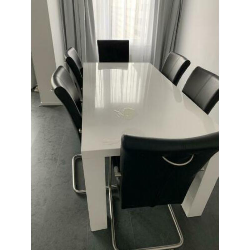 Hoogglans witte eettafel 180 met 6 leren stoelen