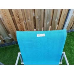 Eet tafel met stoelen voor terras of in de tuin.
