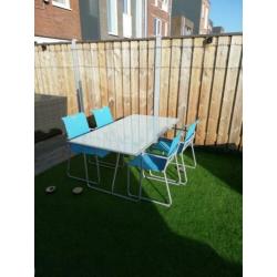 Eet tafel met stoelen voor terras of in de tuin.