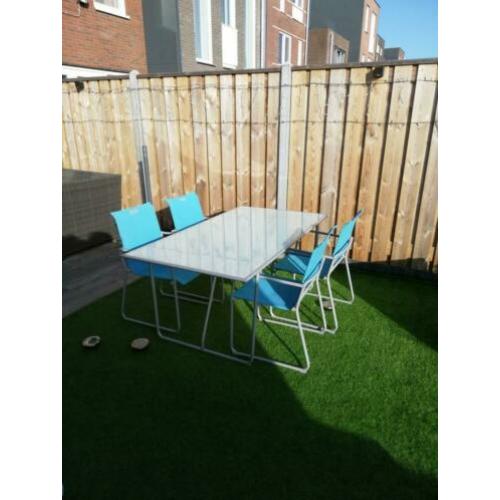 Eet tafel met stoelen voor terras of in de tuin.