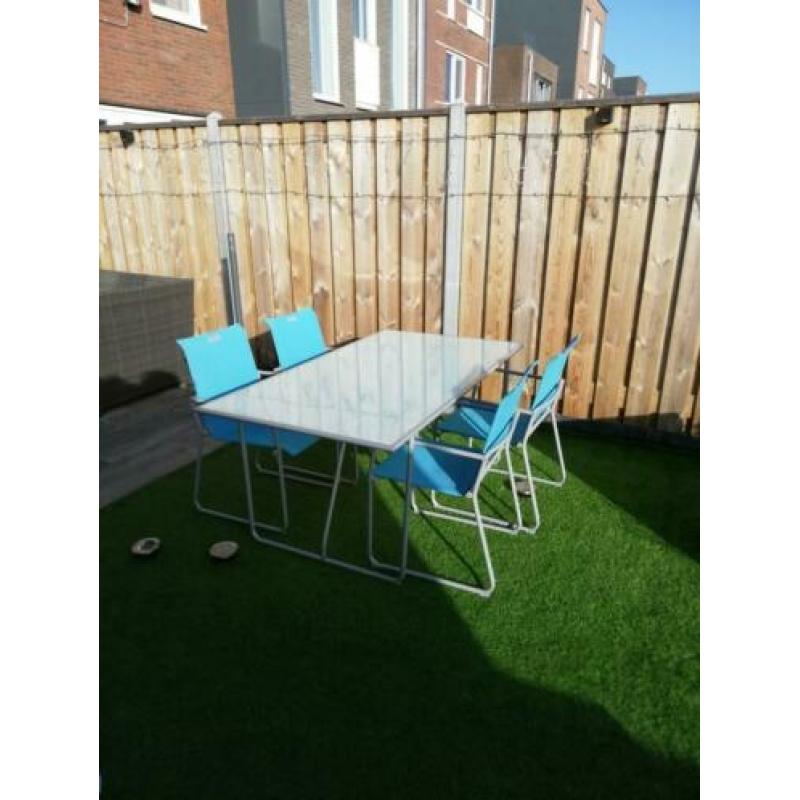 Eet tafel met stoelen voor terras of in de tuin.